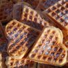 Herzförmige Waffeln mit Puderzucker bestreut