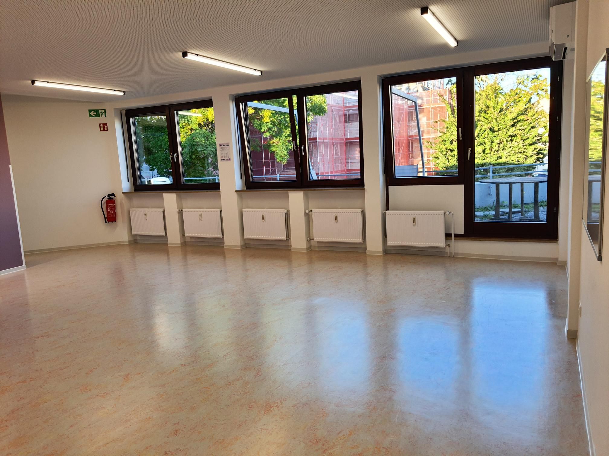 Gruppenraum mit Fensterfront